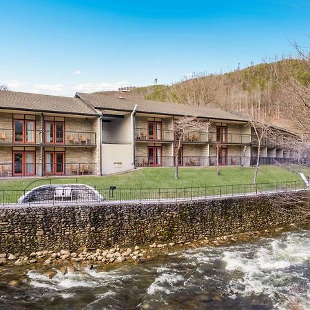 Econo Lodge Inn & Suites On The River Gatlinburg Exterior photo