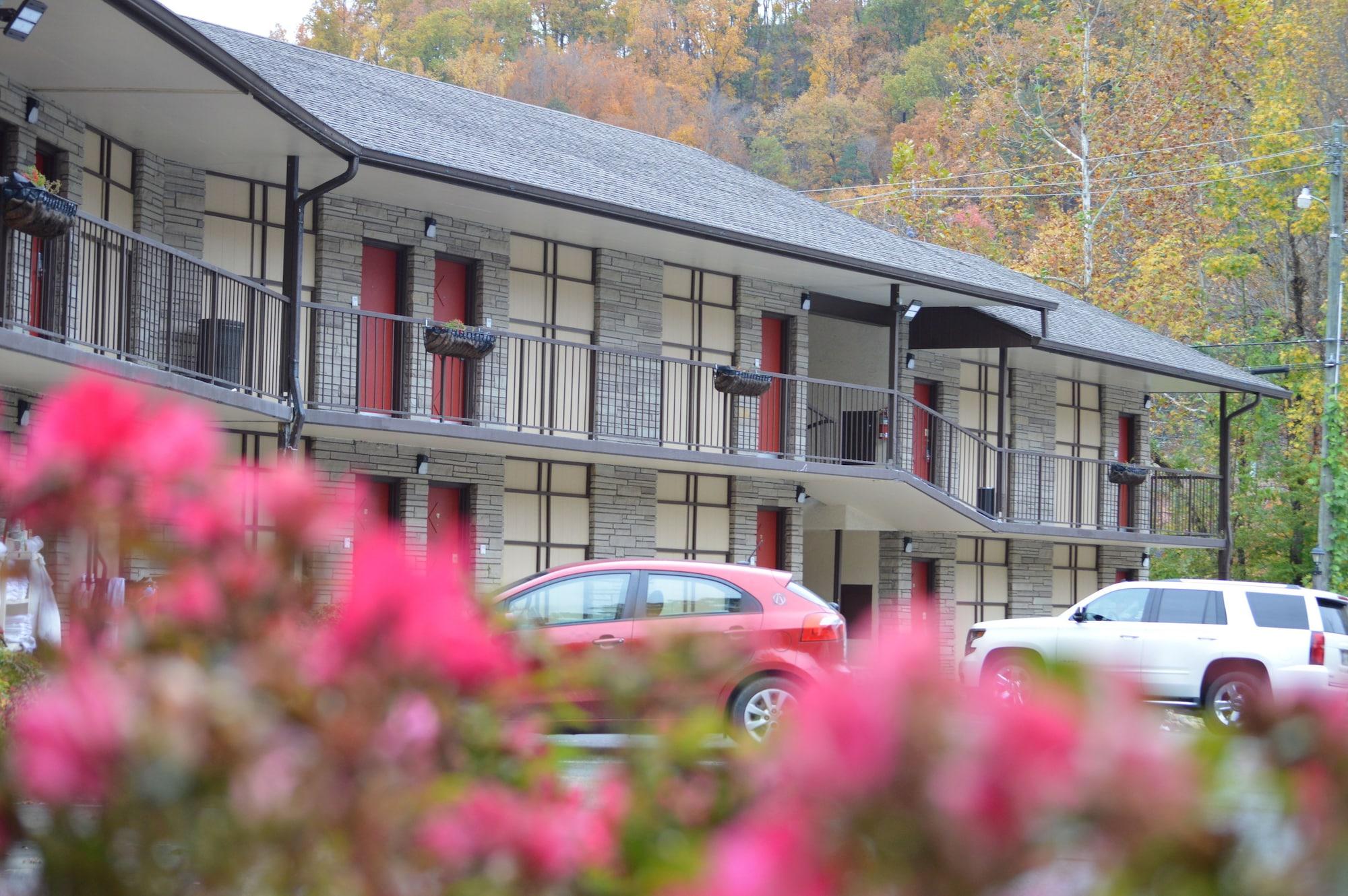 Econo Lodge Inn & Suites On The River Gatlinburg Exterior photo