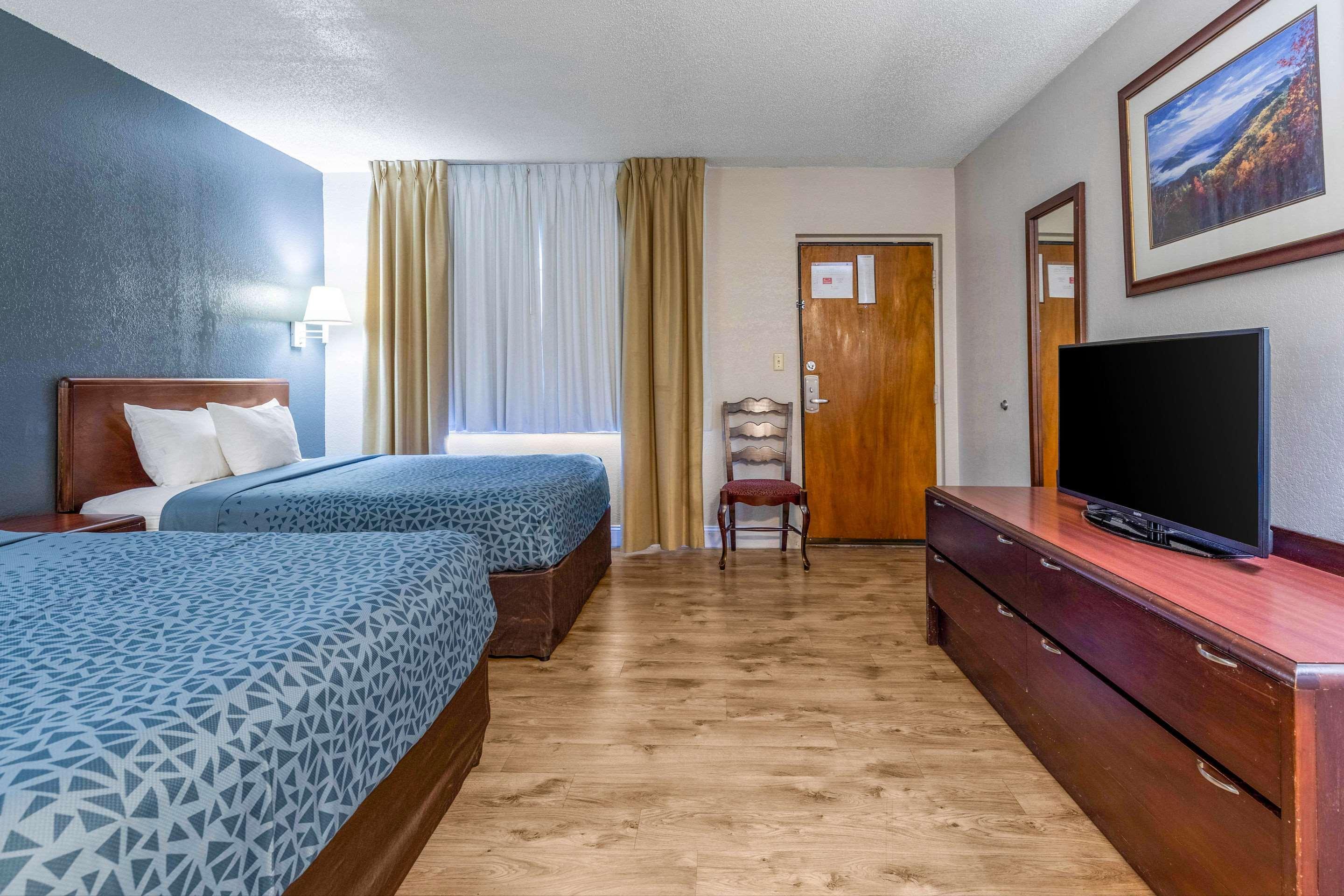 Econo Lodge Inn & Suites On The River Gatlinburg Exterior photo