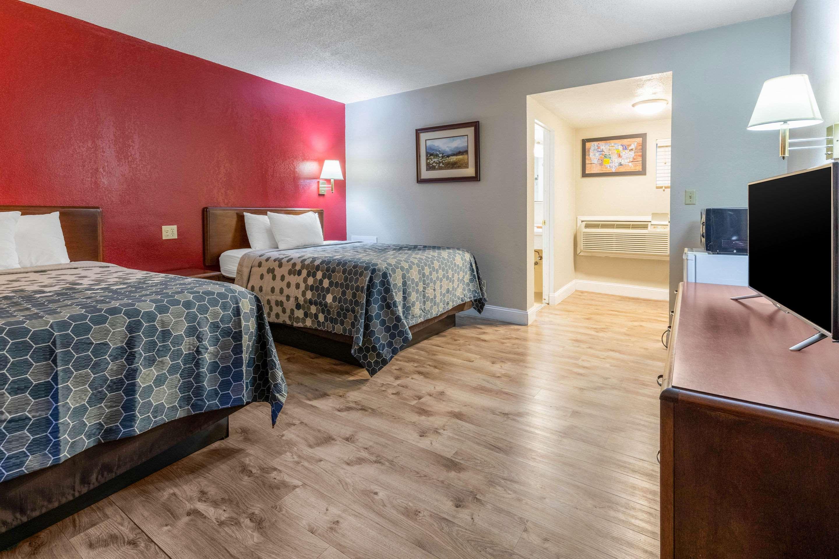 Econo Lodge Inn & Suites On The River Gatlinburg Exterior photo