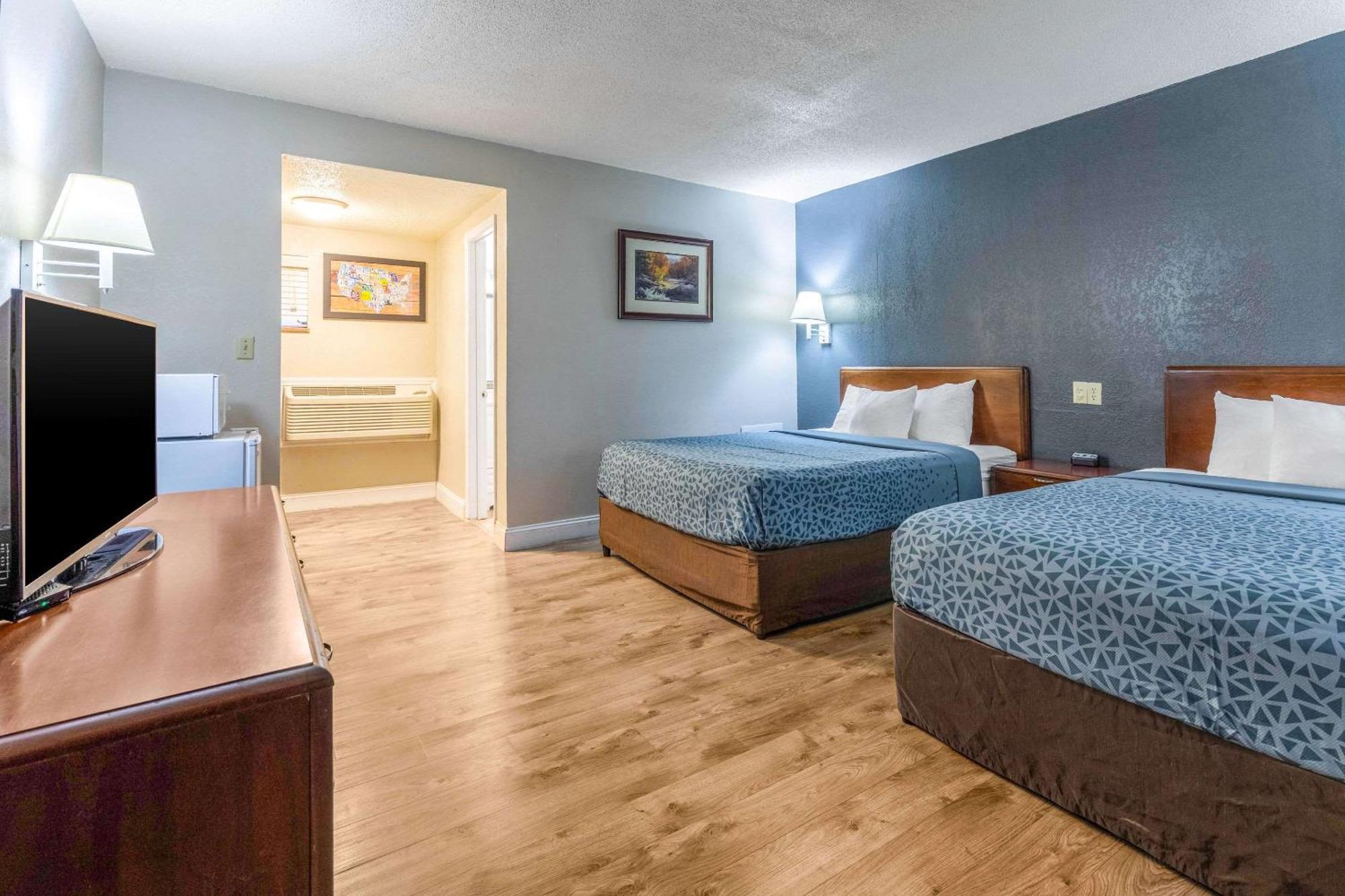 Econo Lodge Inn & Suites On The River Gatlinburg Exterior photo