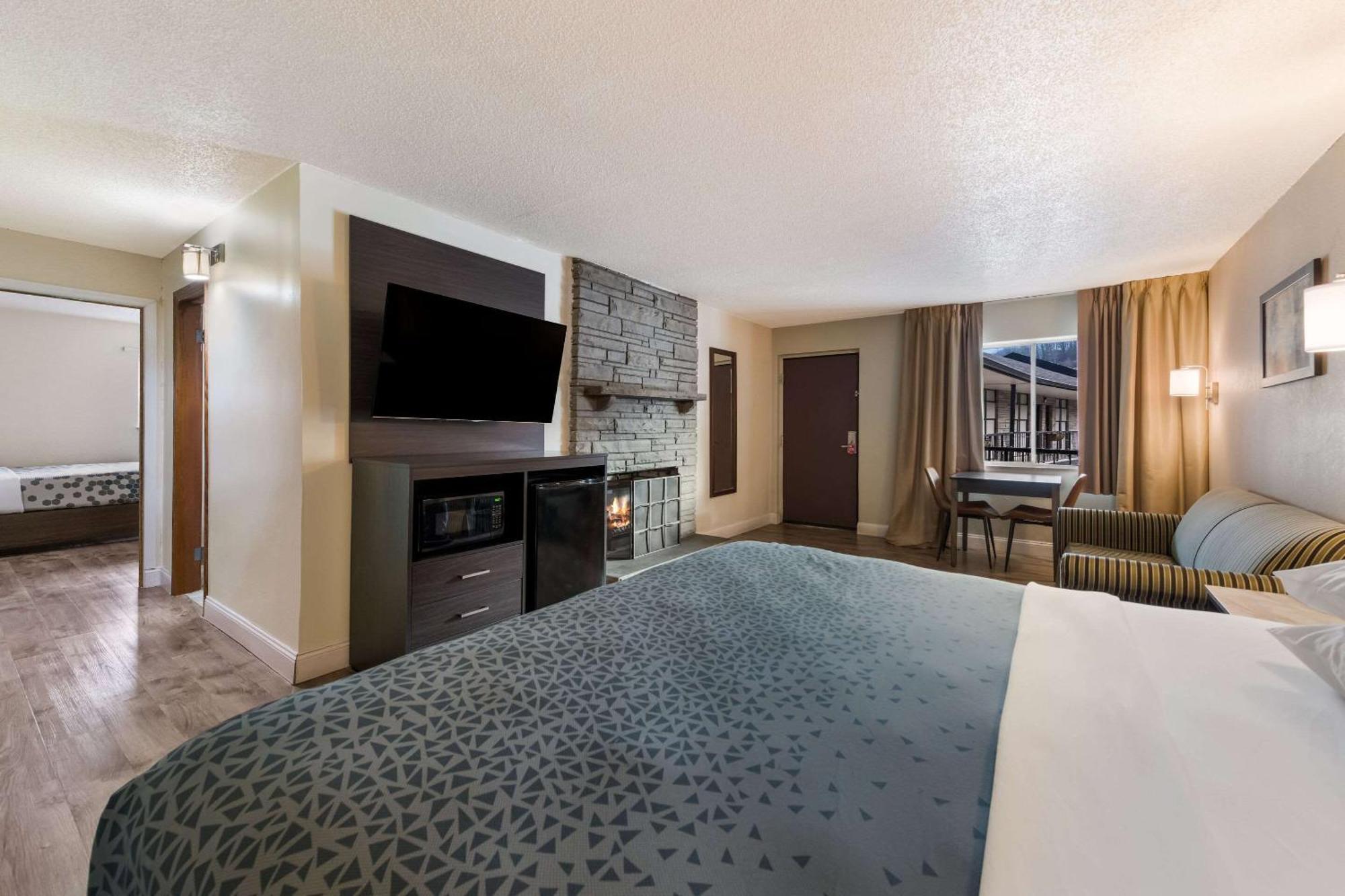Econo Lodge Inn & Suites On The River Gatlinburg Exterior photo