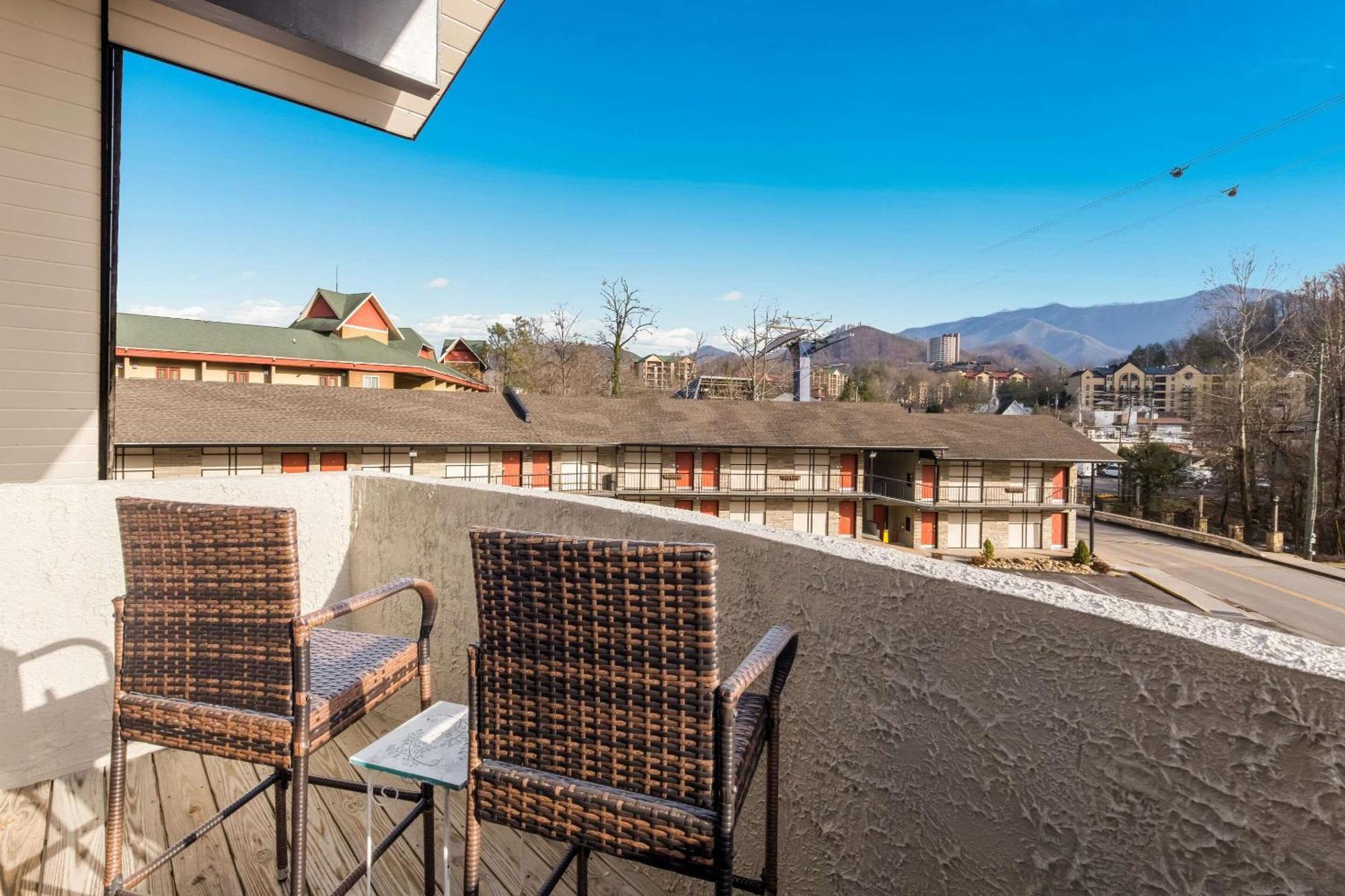 Econo Lodge Inn & Suites On The River Gatlinburg Exterior photo