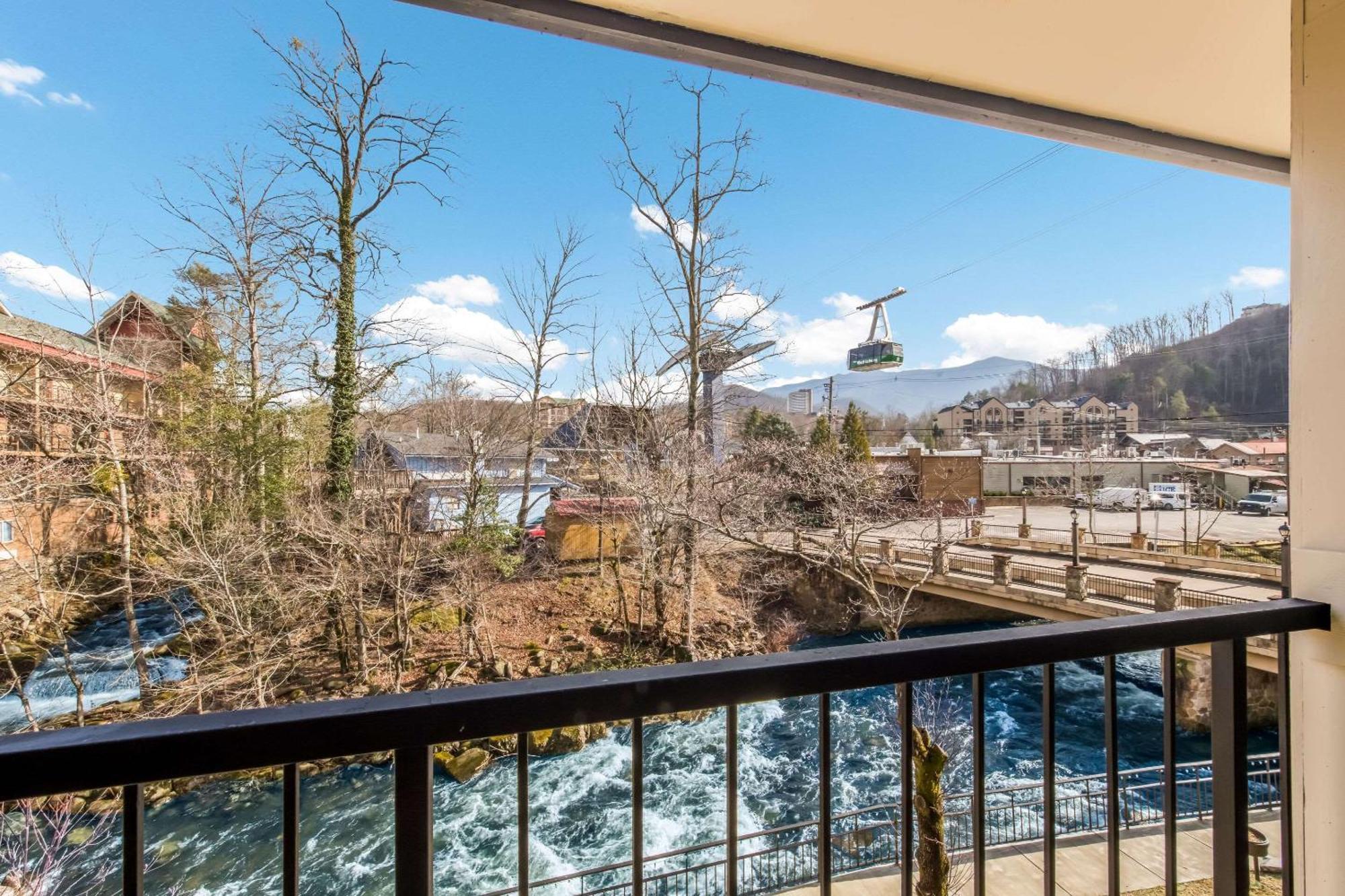 Econo Lodge Inn & Suites On The River Gatlinburg Exterior photo